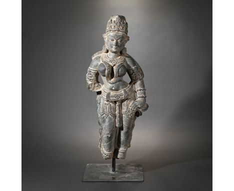 Südindien, 12.-15. Jh., Architekturfragment, Figur einer weiblichen GottheitIndienSchwarzer Stein, Stehend in leichter tribha