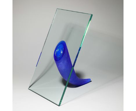 Philippe Starck, Vase Modell Une Étrangeté sous un murPhilippe StarckDaumEntwurf 1988. Ausführung Daum. Klares Glas, blaues, 