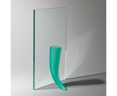 Philippe Starck, Vase Modell Une Étrangeté contre un murPhilippe StarckDaumEntwurf 1988. Ausführung Daum. Klares Glas, grünes