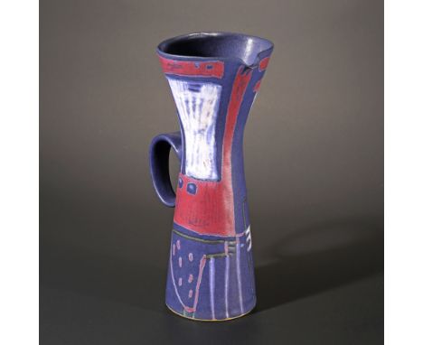 Beate Kuhn, KrugKeramik, blau glasiert mit Bemalung in Rot-, Grün- und Weißtönen. 26 x 11,5 x 11 cm. Unterseitig bezeichnet K