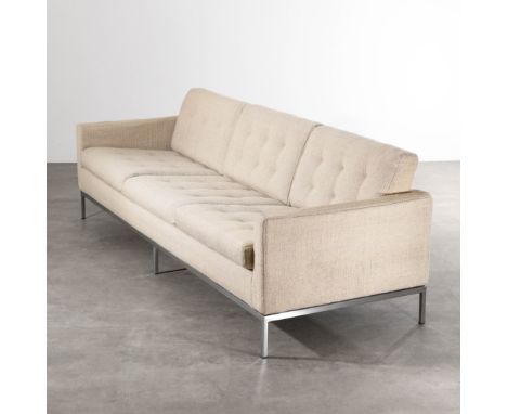 Florence Knoll, Dreier Lounge SofaFlorence KnollKnoll InternationalEntwurf 1954. Ausführung Knoll International. Verchromtes 