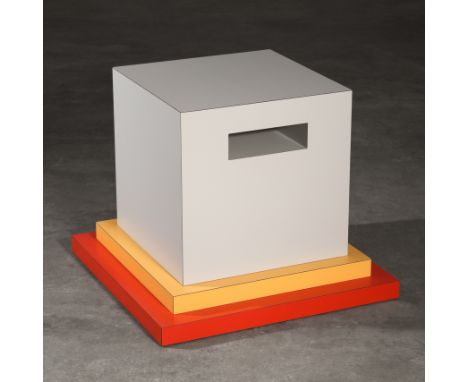 Ettore Sottsass, Beistelltisch Modell CreamEttore SottsassEntwurf 1984. Ausführung Memphis. 41 x 49 x 49 cm.