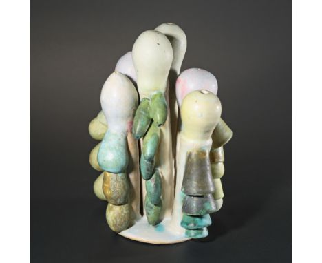 Beate Kuhn, SkulpturSteinzeug, polychrom bemalt. Sechs Hohlformen auf runder Platte montiert. 22 x 16 x 12 cm. Unterseitig be