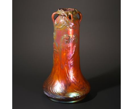 Vilmos Zsolnay, Pécs, Vase mit Reigen, um 1902Zsolnay, Vilmos, PécsÜber Rundstand weit ausgebuchtet mit schlankem Korpus, rel