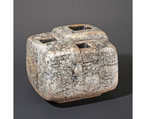 Gerald Weigel, Stein, GefäßplastikKeramik, grau-braun glasiert. Strukturierte Oberfläche. Steinform, quadratischer Korpus mit
