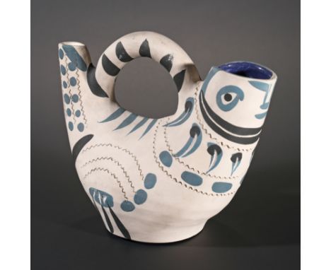 Pablo Picasso* (1881-1973), Spanischer Krug, Entwurf 1954Dekor in Blau und Schwarz auf cremefarbenem Grund. Gezackte Reliefli