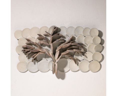 Beate Kuhn, WandreliefSteinzeug, Glasur in Weiß- und Brauntönen. Aus zusammengesetzten Scheiben. 40 x 20 x 8 cm. Rückseitig b