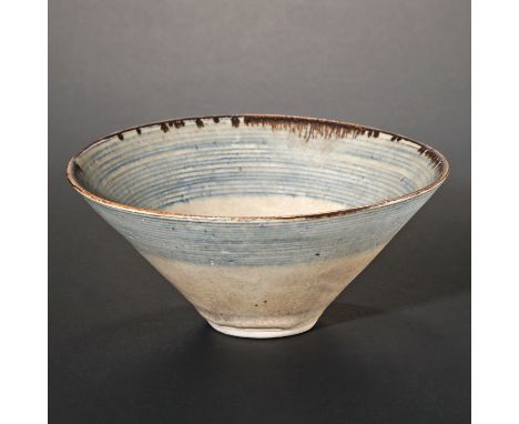 Lucie Rie*, SchaleLucie Rie*Porzellan mit blauen, parallel verlaufenden Sgraffito-Linien und unregelmäßigem, braun abgesetzte