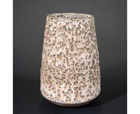 Lucie Rie*, VaseLucie RieGlasiertes Steinzeug in cremefarbenen Tönen auf braunem Grund. Reliefiert, blasige Struktur. Runder 