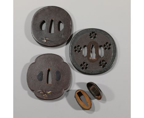 Japan, späte Edo-Zeit, 18./19. Jh., Konvolut von drei Tsuba und einem fuchi-kashiraEisen, teilweise mit Buntmetallauflagen un