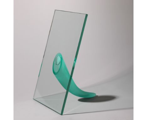 Philippe Starck, Vase Modell Une Étrangeté contre un murPhilippe StarckDaumEntwurf 1988. Ausführung Daum. Klares Glas, grünes