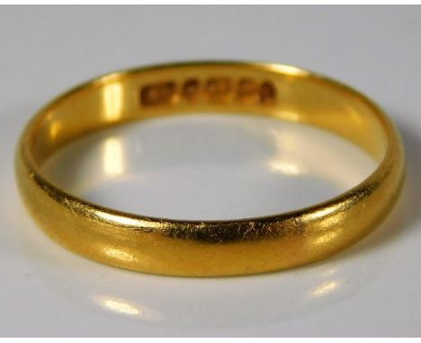 A 22ct gold wedding band 2.8g size Q/R