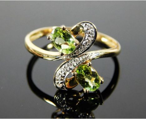 An 18ct gold ring set with peridot &amp; diamond 2.9g size R/S 