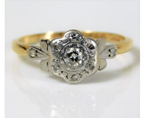 An antique 18ct gold daisy style ring set with 0.1ct centre diamond &amp; six smaller stones within a platinum mount 2.3g siz