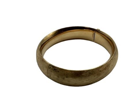 A 14ct gold bangle bracelet with textured finish 20 g 