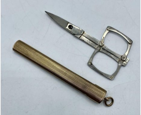 A 9ct gold engine turned etui containing collapsible stainless steel scissors. Case weight. 14.70g. 