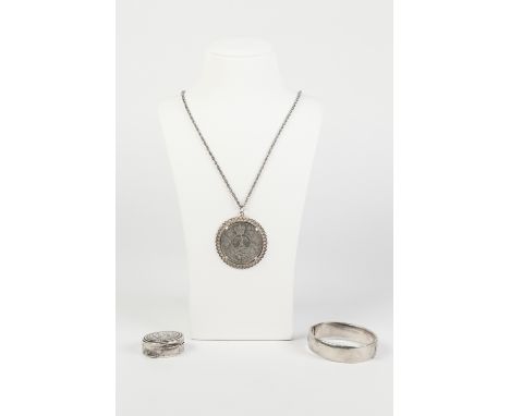 SILVER FINE CHAIN NECKLACE AND COIN PENDANT, in the form of a 1977 Crown coin in loose silver frame and a SILVER BROAD HINGE 