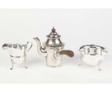 A LATE VICTORIAN SILVER BACHELOR SIDE HANDLED CAFE-AU-LAIT POT, London 1894, ALSO AN EARLY TWENTIETH CENTURY SILVER CREAM JUG