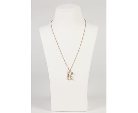 A GOLD COLOURED METAL FINE CHAIN NECKLACE AND LETTER 'K' PENDANT, 2.8gms (tests as low carat gold)  