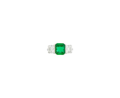 One emerald-cut emerald ap. 1.50 cts., 2 old European-cut diamonds ap. 1.80 cts., 12 baguette diamonds ap. 45 ct., circa 1925