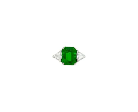 One cut-cornered step-cut emerald-cut emerald weighing 6.41 cts., 2 trillion-cut diamonds ap. 1.50 cts. Size 6, with hinged s