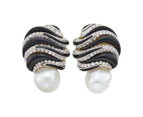 18 kt., 2 pearls ap. 20.0 x 17.5 and 19.5 x 18.0 mm., 191 round diamonds ap. 6.50 cts., signed Webb, one diamond missing, ap.