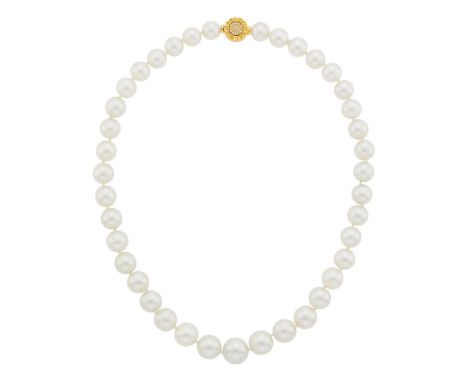 18 kt., 39 pearls ap. 13.8 to 10.2 mm., reversible double-sided clasp of 19 small round diamonds and black onyx disc, frames 