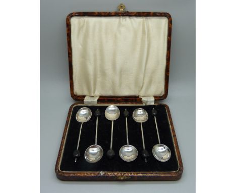 Six silver coffee bean spoons, 5 plus 1 with yellow enamel back, 37g 