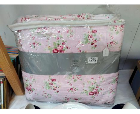 An as new Gisela Graham double quilt/bedcover