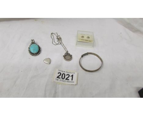 A large Mexico 925 silver &amp; turquoise pendant, a sterling silver bangle, a mounted 3d coin, a heart locket and tiger's ey