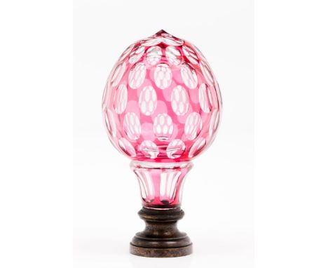 A large newel post finialColourless and bordeaux glassFaceted decoration with mirrored interiorMetal mountLenght: 21,5 cm 
