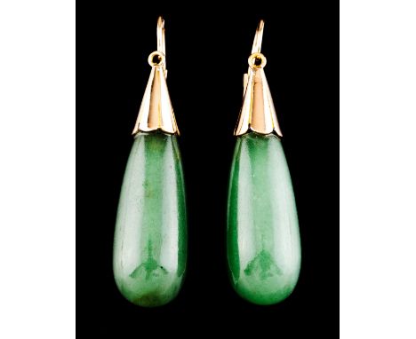 A pair of earringsGold 585/000Set with 2 jade drops20th / 21st centuryPost-2021 hallmarkLenght: 5 cm15.2 g