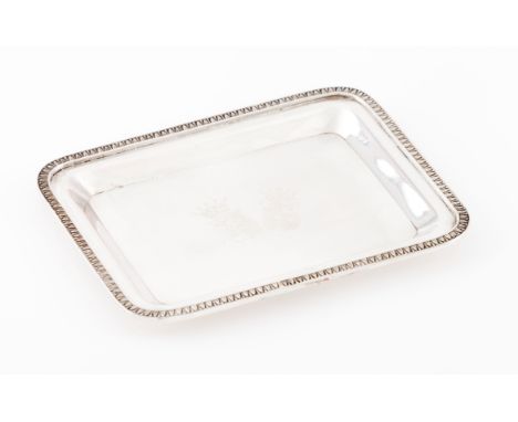 A rectangular traySilver 800/000Central engraved armorial shieldItaly, 20th / 21st centuryAssay warrantee markRemarked post-2