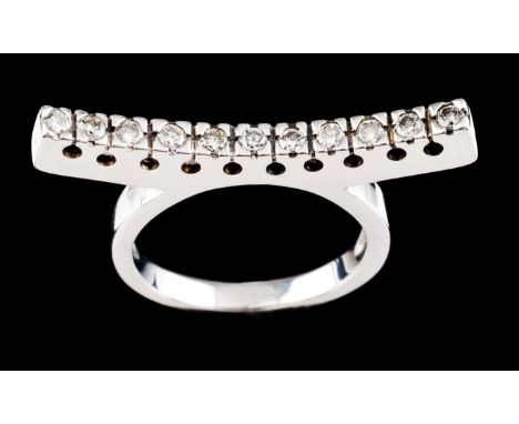 A ringBicoloured gold 750/000 Set with 91 brilliant cut diamonds totalling approximately 4,50 ct. Italy, 20th / 21st century 