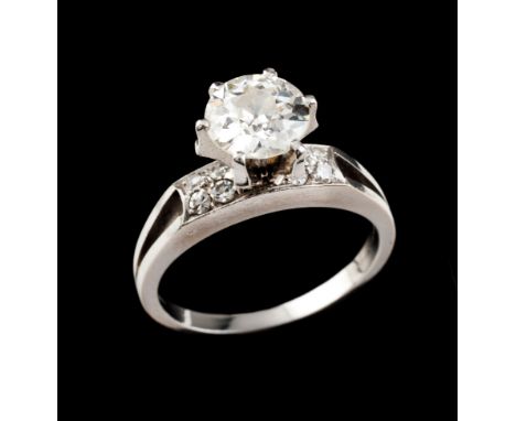 A ringPlatinum 500/000Set with 8 8/8 cut diamonds totalling approximately 0,16 ct. and 1 brilliant cut of approximately 1 ct.