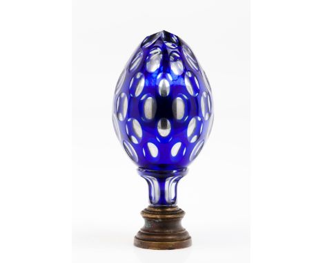 A newel post finialBlue glassFaceted decoration with mirrored interiorMetal mountLenght: 20,5 cm 