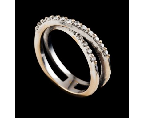 A ringGold 800/000Set with 26 brilliant cut diamonds totalling approximately 0,30 ct.Oporto hallmark (1985-2020) and maker's 