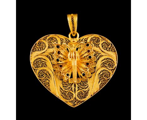A butterfly pendantGold filigree 750/000Blue enamel applied elementsOporto hallmark (1985-2020)(signs of wear)Lenght: 4 cm8 g