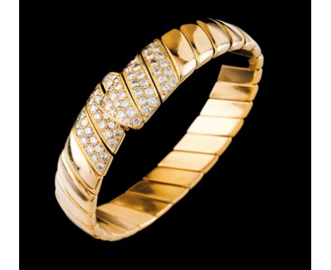 A braceletGoldFluted flexible chain with finials set with 72 brilliant cut diamonds totalling (ca. 1.50ct)Ram hallmark 750/10
