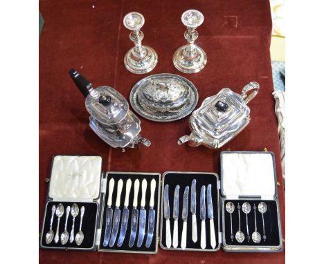 Two cased part sets of silver coffee spoons to/w two cased sets of electroplated tea knives, a pair of muffin dishes, a three