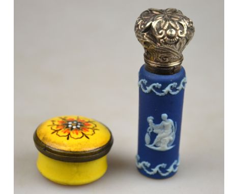 A Victorian blue Jasper slip scent bottle with unmarked silver bun cover (lacks inner stopper), to/w a 19th century yellow en