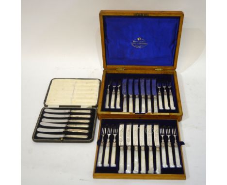 A cased set of six tea knives with loaded silver handles, Sheffield 1929 to/w an oak cased set of twelve each dessert knives 