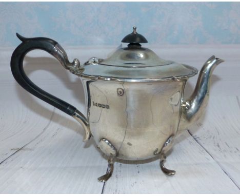 A Walker & Hall hallmarked silver teapot, Sheffield 1929, 15.8 oz