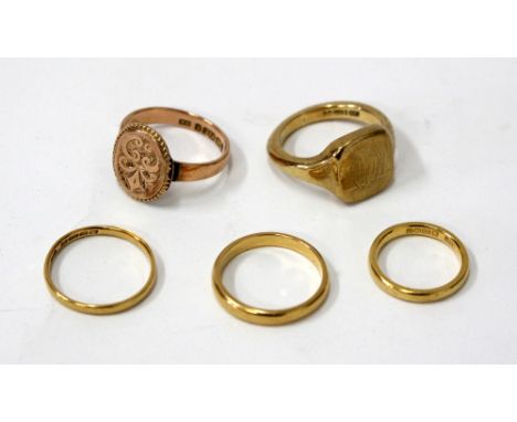 A SELECTION OF RINGS including an 18ct wedding band size I, another 18ct yellow gold wedding band size O, an unmarked yellow 
