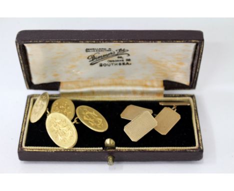 A PAIR OF 18CT GOLF CUFFLINKS of oval form and having engraved initials and a pair of 9ct golf cufflinks with engine turned d