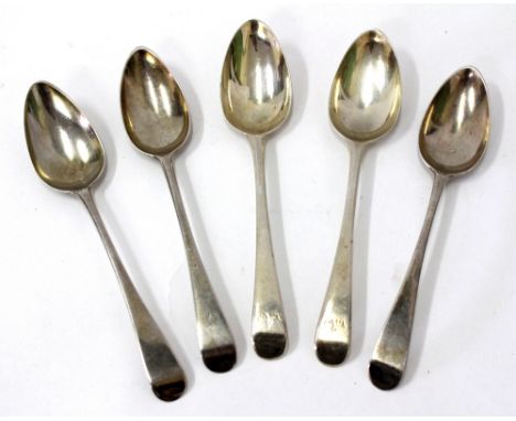 FIVE LONDON SILVER GEORGIAN SPOONS with engraved decoration to the finial, 16cm in length (5)
