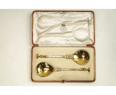 A pair of silver parcel gilt apostle serving spoons, London 1911 by William Hutton & Sons Ltd, 143 grams, in a Skinner & Co, 