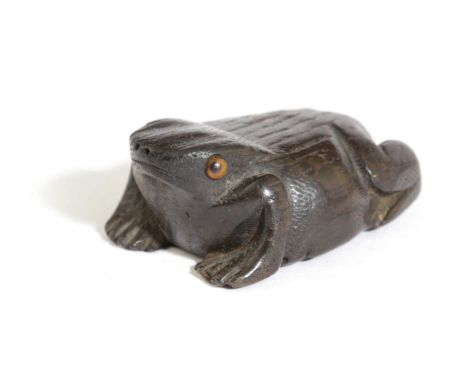 A TREEN FROG SNUFF BOX 19TH CENTURYwith glass eyes, the underside with a hinged cover7.1cm long