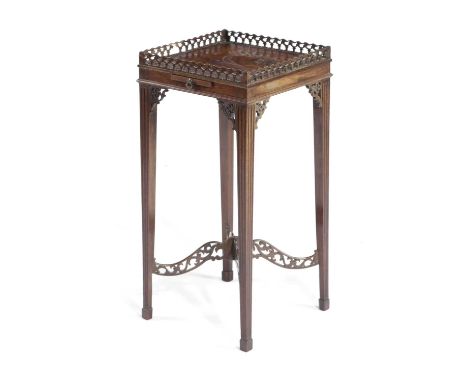 A GEORGE III MAHOGANY URN STAND IN CHIPPENDALE STYLE, THIRD QUARTER 18TH CENTURYwith a pierced fret laminated gallery above a