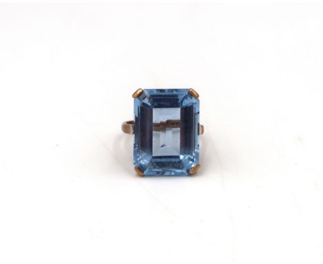 A 9ct synthetic spinel single stone ring. Size O 1/2. Weight 8.97 grams.
